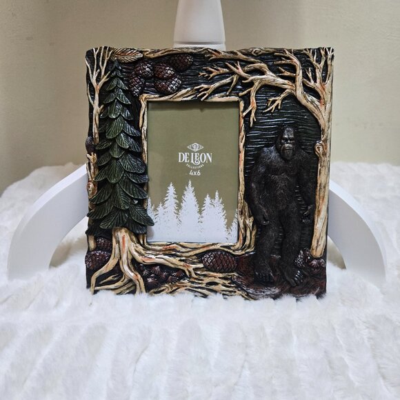 Bigfoot Picture frame.9.5"H x 9.5"W Resin Holds a 4x6 photo with Big Foot - Picture 12 of 14